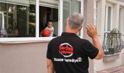 Her gün heyecanla çöp kamyonlarının yolunu gözleyen minik Ahmed'e işçilerden sürpriz ziyaret