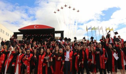 Türk Yıldızları'ndan göz kamaştıran gösteri: Binlerce vatandaş izledi