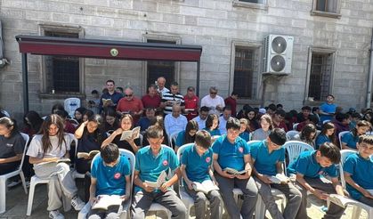 Farkındalık için açık havada kitap okudular