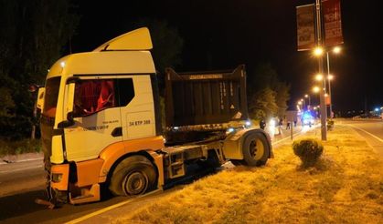 Lastiği patlayan tır, önce su kanalına sonra refüje çarptı: 1 yaralı