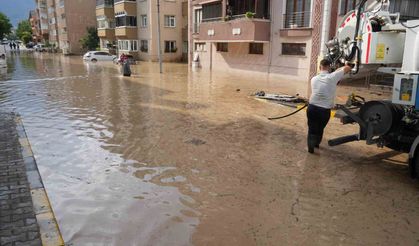 Selin vurduğu ilçede ekiplerin su tahliye çalışması sürüyor