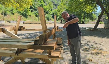 Yenice Belediye Başkanı Karakaş işçileri dinlendirdi, kendisi çalıştı