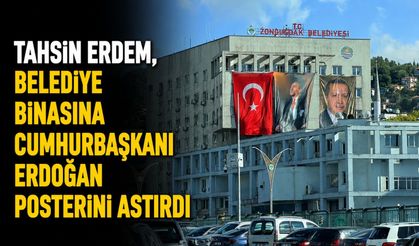 Tahsin Erdem, belediye binasına Cumhurbaşkanı Erdoğan posterini astırdı