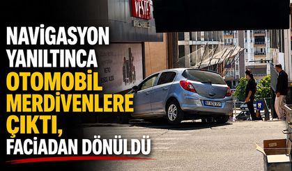 Navigasyon yanıltınca otomobil merdivenlere çıktı, faciadan dönüldü