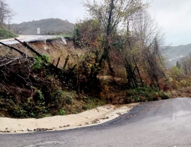 Heyelan yolu ulaşıma kapattı