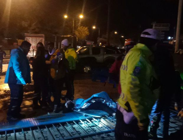 Otomobil, traktör bayisine girdi: 2 yaralı