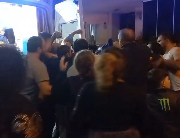 Sokak ortasında bacağından vuruldu