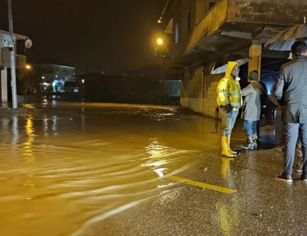 Yağmur taşkınlara sebep oldu, iş yerleri sular altında kaldı