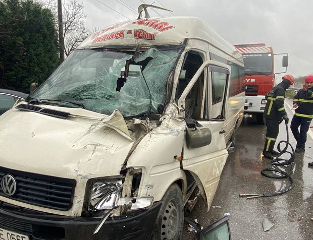 Yolcu minibüsü kamyona çarptı: 2 yaralı