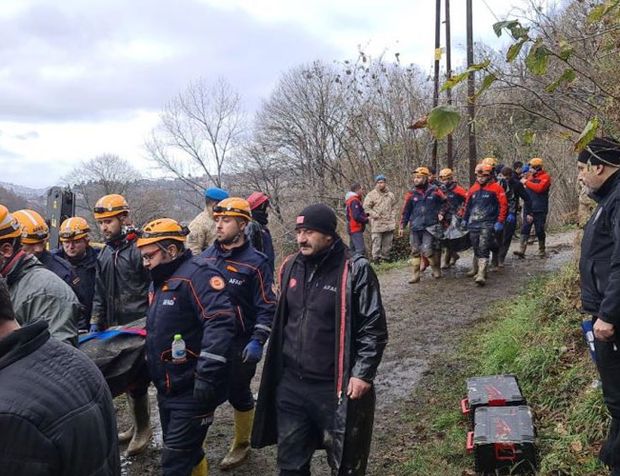 Göçük altında kalan anne ile oğlunun cenazeleri çıkarıldı
