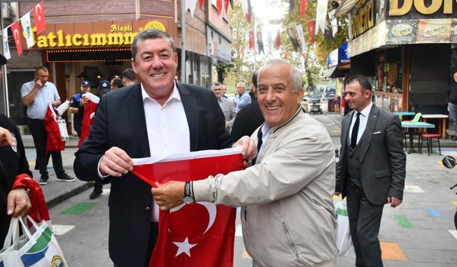 Başkan Nuri Tekin, esnaf ve vatandaşlara binlerce Türk Bayrağı dağıttı