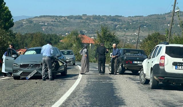 Yol ayrımında çarpıştılar: 2 yaralı