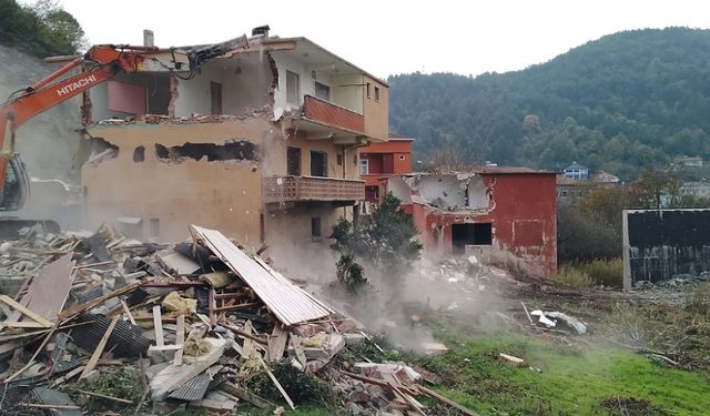 Zonguldak-Filyos Karayolu üzerindeki evler, iş makineleri ile yıkıldı