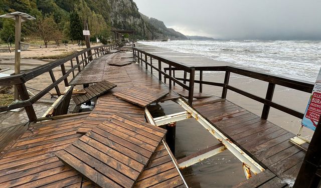 Dev dalgalar yürüyüş yolu ve büfelere zarar verdi