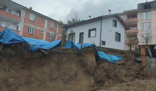 Sağanak yağışlar kazı çalışması yürütülen alanda heyelan neden oldu