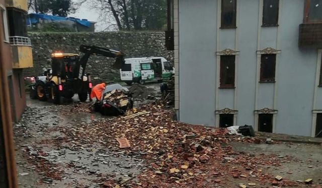 Çatı uçtu, otomobil pert oldu
