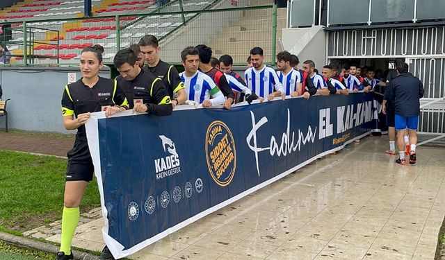 Hakem ve futbolcular sahada kadına şiddete dikkat çekti