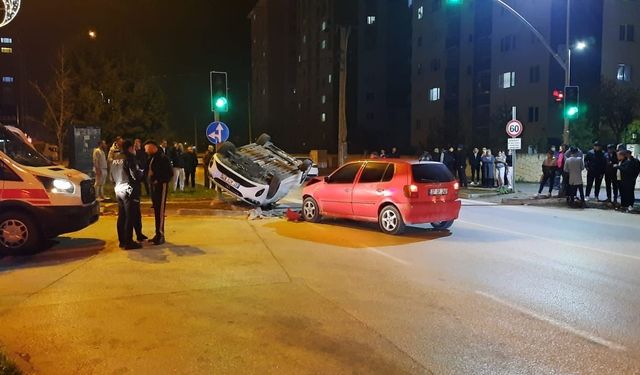 İki otomobil kavşakta çarpıştı: 2 yaralı