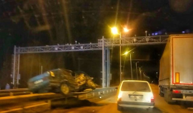 Kaza yapan otomobil bariyerlerin üzerinde asılı kaldı: 1 yaralı