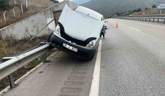 Kontrolden çıkan hafif ticari araç bariyerde asılı kaldı