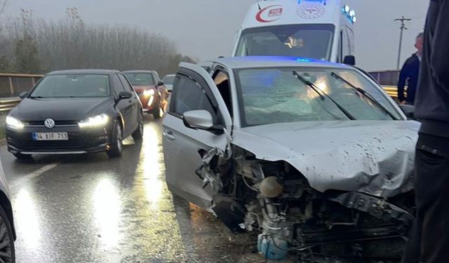 İki otomobil çarpıştı: 3 yaralı