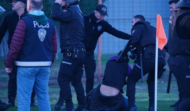 Taraftarlar kırdıkları koltukları sahaya fırlattı, polis biber gazıyla müdahale etti