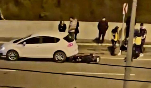 Motosiklet otomobilin altına girdi: 2 kişi ölümden döndü