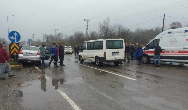 Kavşakta çarpıştılar: Çok sayıda yaralı var