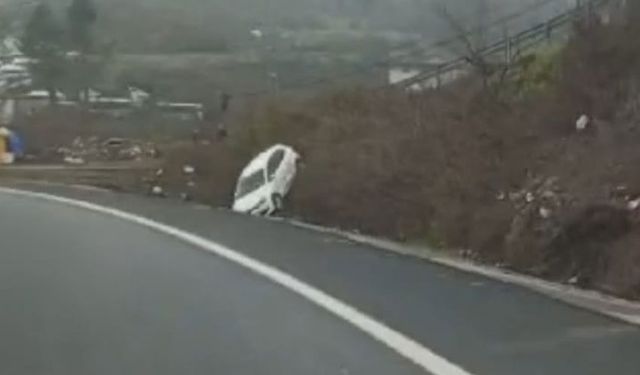 Direksiyon hakimiyetini kaybeden otomobil su kanalına düştü