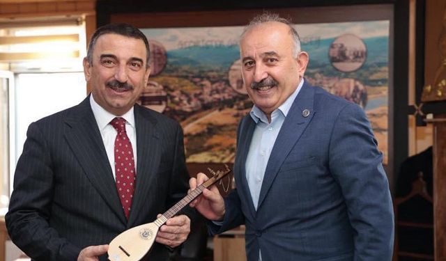 Vedat Öztürk, Vali Osman Hacıbektaşoğlu’na cura hediye etti