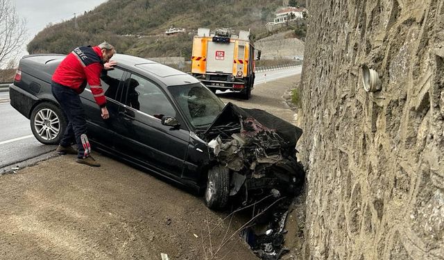 Ilıksu'da kaza: Otomobil duvara çarparak durabildi