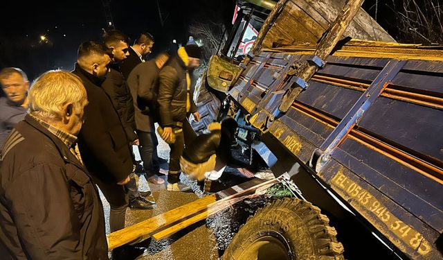 Kanala düşen traktörü MHP'li gençler kurtardı