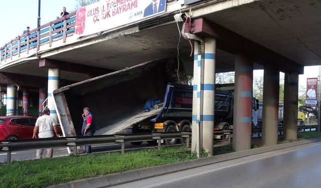 TIR’ın taşıdığı kamyon kasası köprüye çarptı