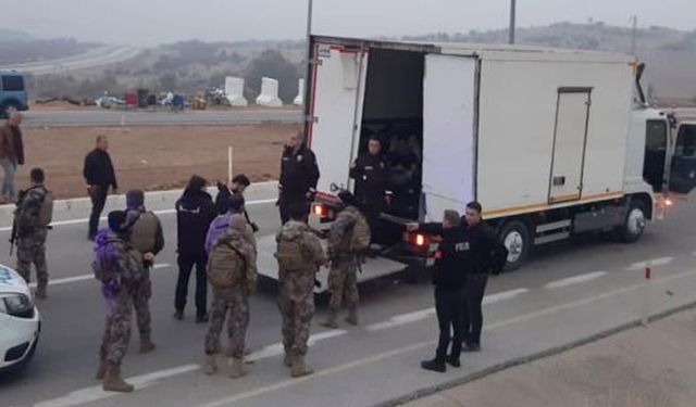 TIR dorsesinde 15 düzensiz göçmen yakalandı