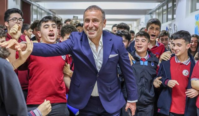 Trabzonspor Teknik Direktörü Abdullah Avcı öğrencilerle bir araya geldi