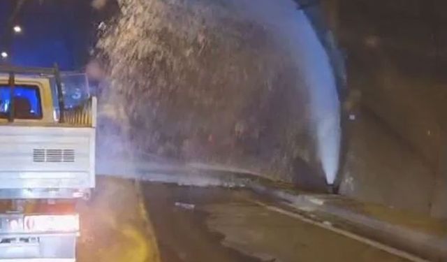 TIR, tünelde yangın musluğuna çarptı; Fışkıran su yola aktı
