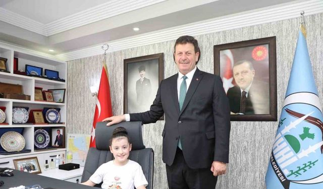 Başkan Bilal Soykan koltuğunu minik öğrencilere devretti