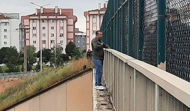 Köprüde intihar girişiminde bulunan şahsı polis ikna etti