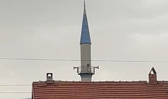 Fırtına minareyi salladı
