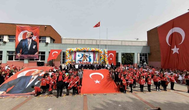 Öğrenciler dev Türk bayrağı açtı