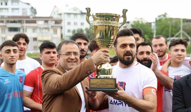 Şampiyonluğa ulaşan futbol takımı kupasını Başkan Sertif Gökçe’nin elinden aldı