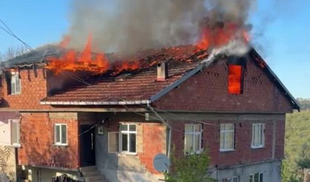 Evin çatısında çıkan yangın korkuttu