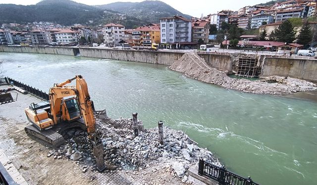 Selin yıktığı asma köprünün inşaatı sürüyor