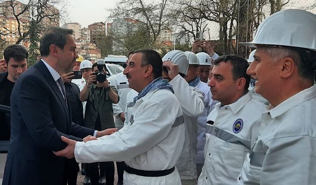 Enerji Bakanı Alparslan Bayraktar, madencilerle iftarda buluştu