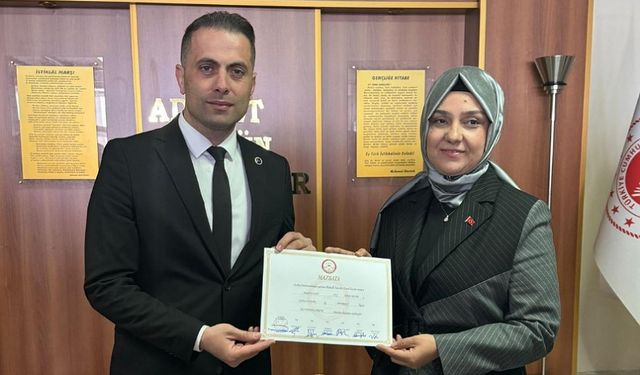 Zonguldak'ın en genç Belediye Başkanı Ümit Uzun mazbatasını aldı