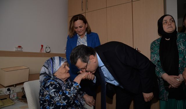 Başkan Ahmet Metin Genç'ten huzurevine ‘Anneler Günü' ziyareti