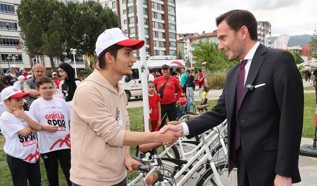 Başkan Mehmet Kemal Yazıcıoğlu, başarılı gençlere bisiklet hediye etti