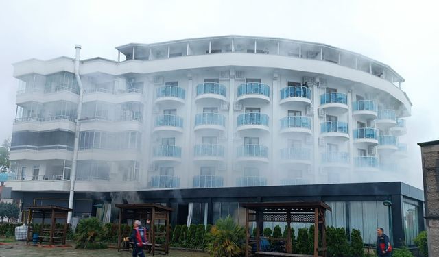 Otelde yangın: 10 kişi dumandan etkilendi