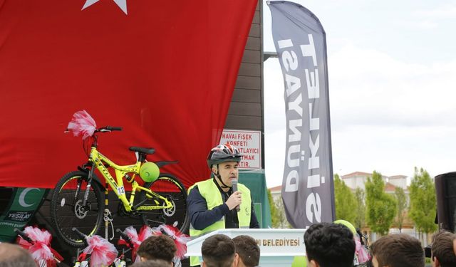 Vali Zülkif Dağlı, çekilişte kazandığı bisikleti şehit çocuğuna hediye etti