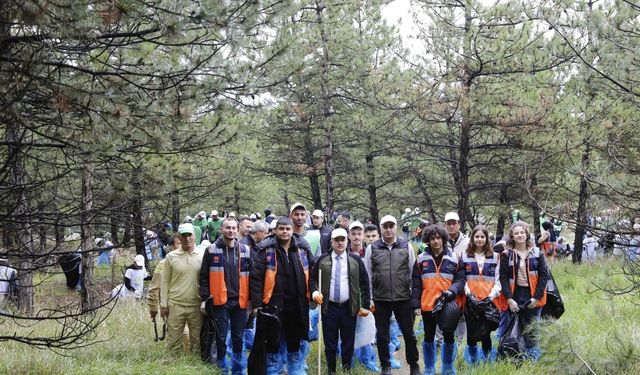 Vali Zülküf Dağlı öğrencilerle birlikte çevre temizliğine katıldı